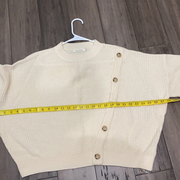 Ellison asymmetric button sweater cream - Picture 7 of 8